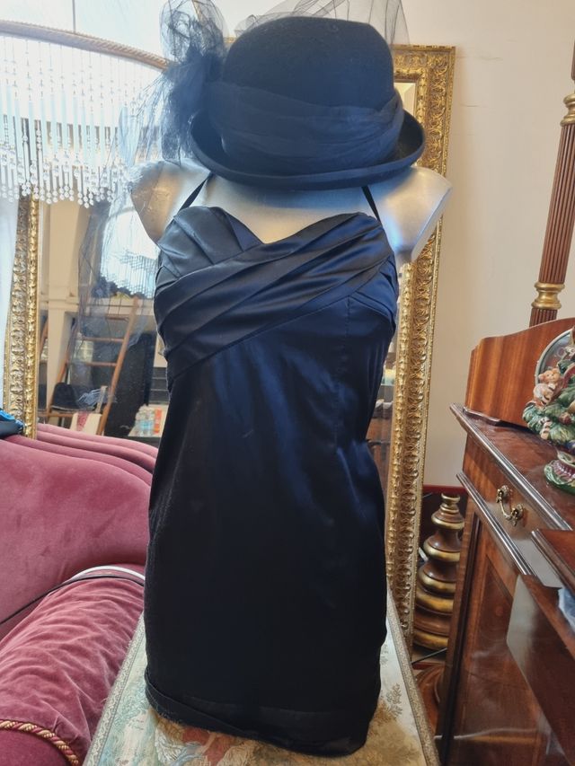 Abito nero, elegante,  elasticizzato.  VINTAGE.