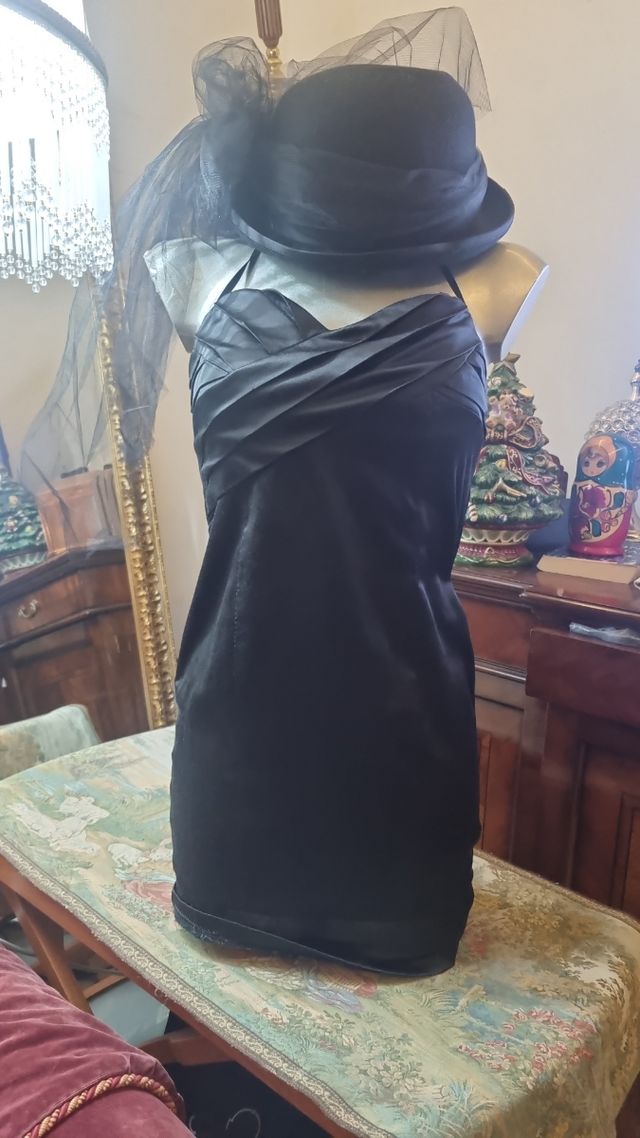Abito nero, elegante,  elasticizzato.  VINTAGE.