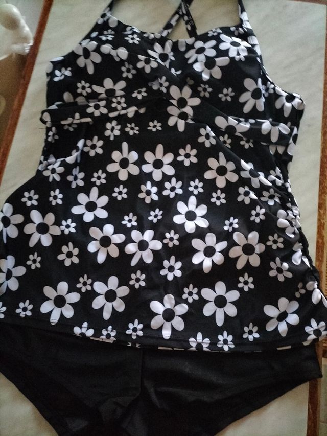 Tankini con mutandina nera e top a fiori