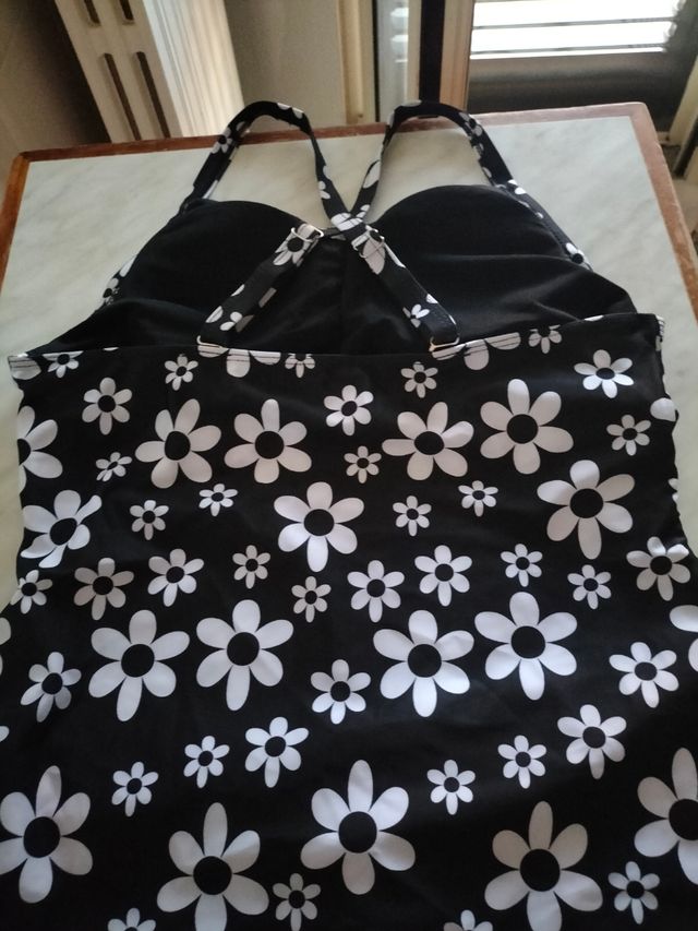 Tankini con mutandina nera e top a fiori