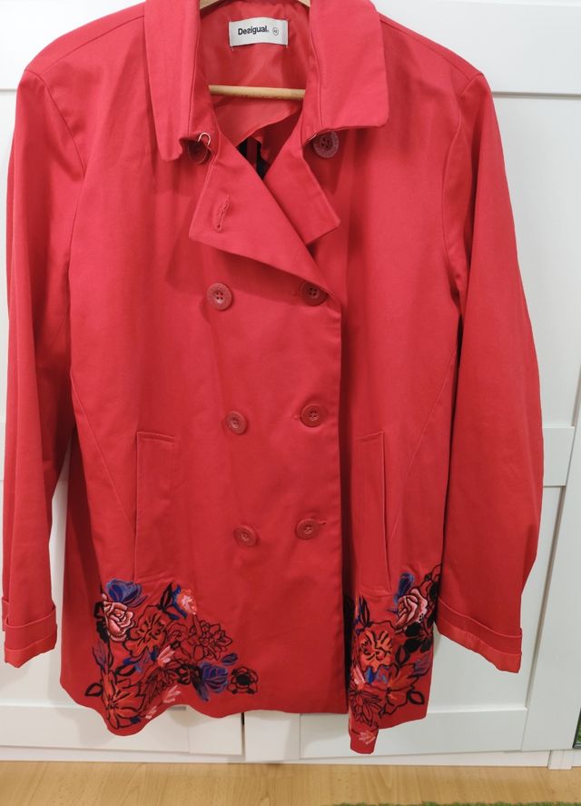 Abrigo Desigual color rojo con bordado flores de segunda mano por