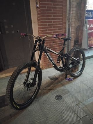 Bicicleta de Descenso Giant Glory urge venta 