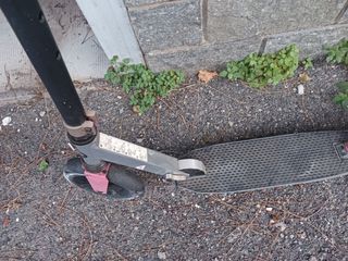 Monopattino grigio e nero