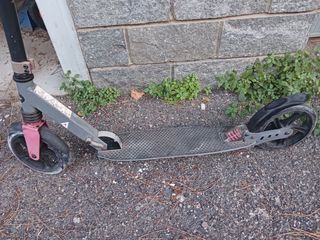 Monopattino grigio e nero