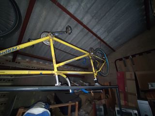 Bicicleta tándem amarilla