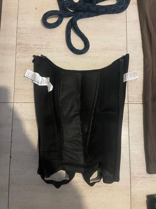 Casco y pantalones de equitación