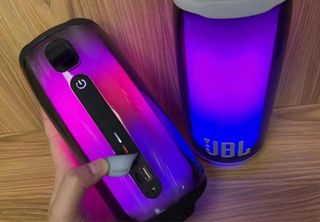 Altavoz JBL multicolor