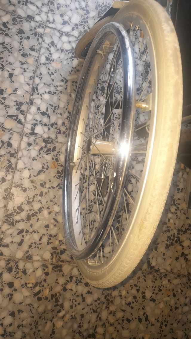 SE VENDE SILLA DE RUEDAS pesa 1'10 y mide 90×80