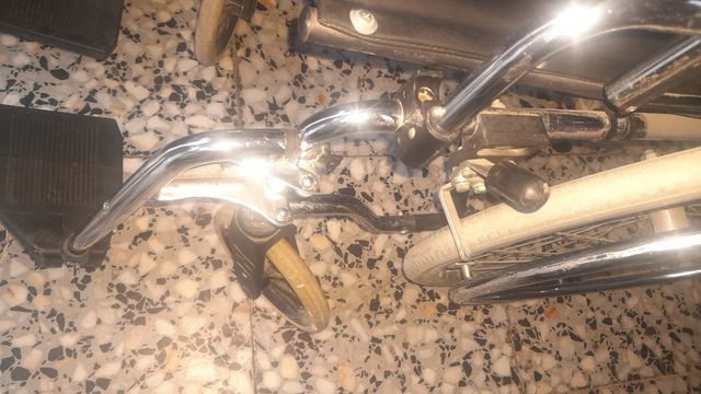 SE VENDE SILLA DE RUEDAS pesa 1'10 y mide 90×80