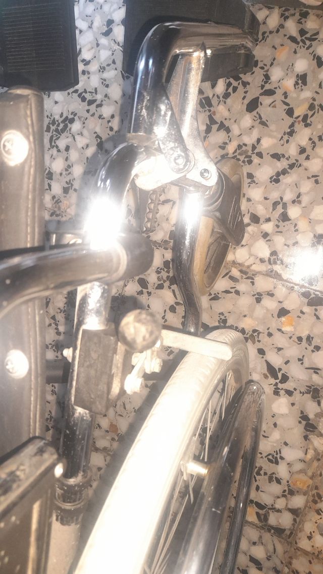 SE VENDE SILLA DE RUEDAS pesa 1'10 y mide 90×80