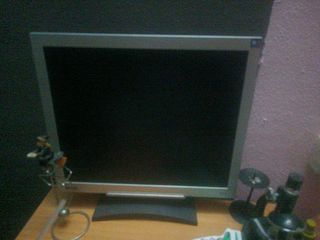 Pantalla de ordenador plateada
