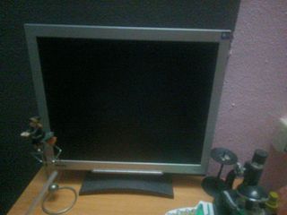 Pantalla de ordenador plateada
