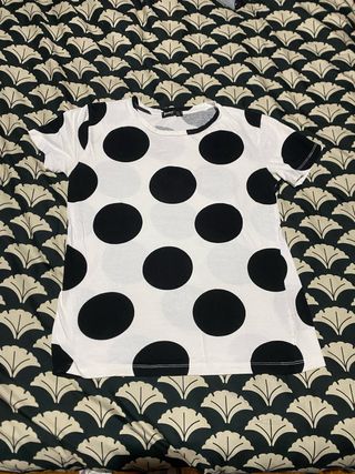 Camiseta de lunares blancos y negros