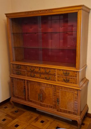 Vitrina de madera y cristal