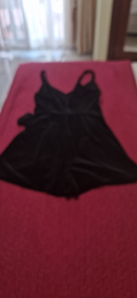 Vestido pantalón terciopelo con pedrería Bershka