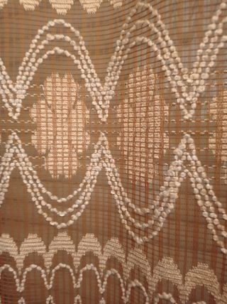 Cortinas de encaje beige y marrón