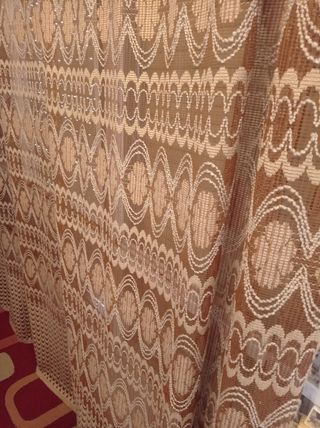 Cortinas de encaje beige y marrón