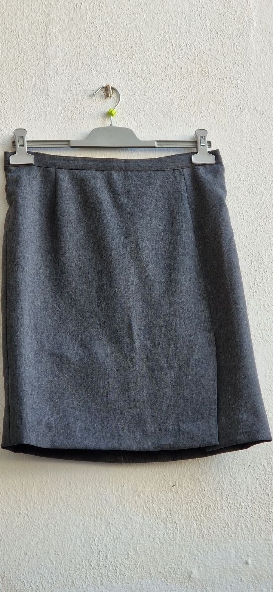 Falda gris clásica