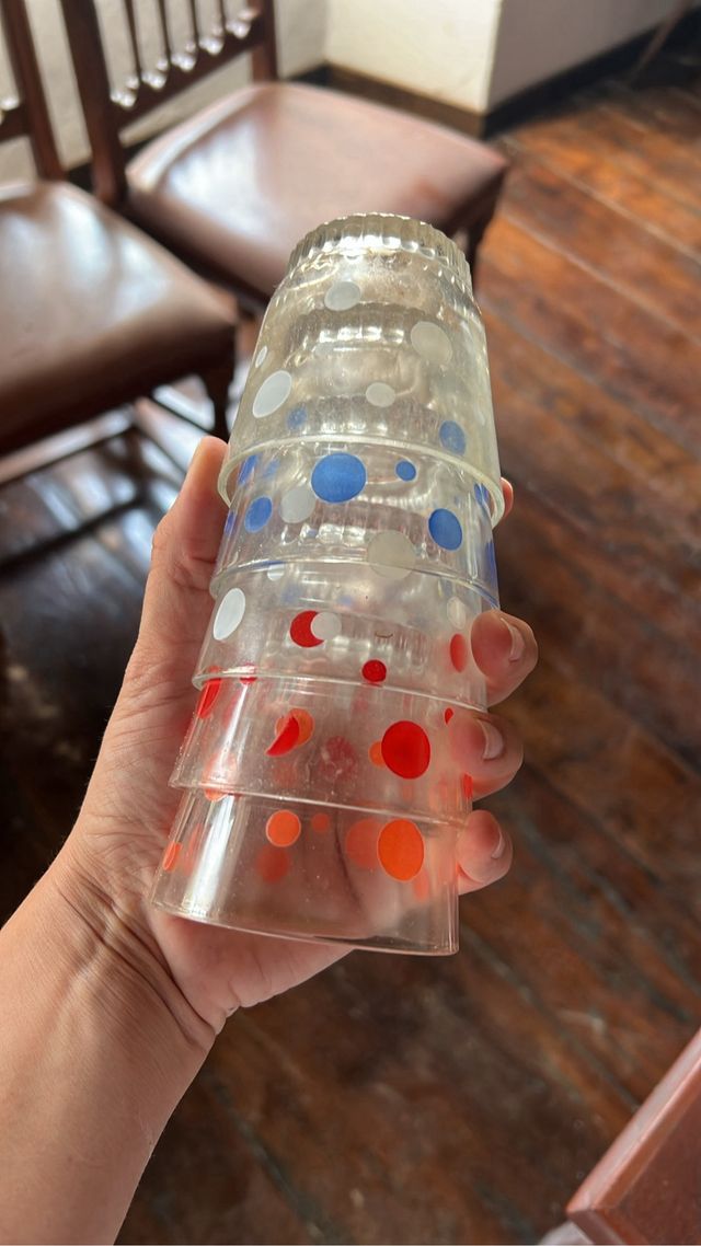 Juego vasos infantiles con puntos de colores