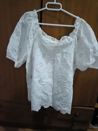 Blusa negra con encaje