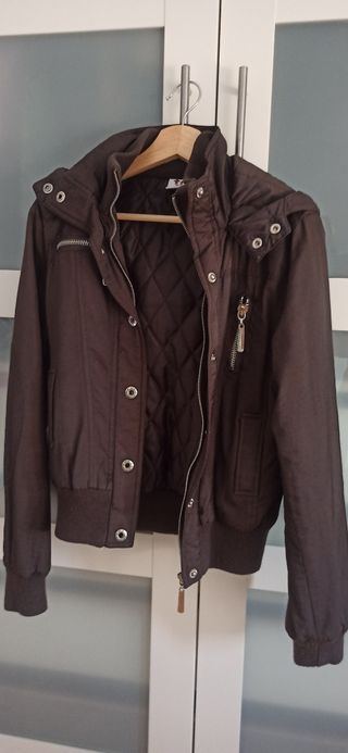 Chaqueta marrón con cremallera