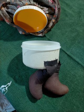 Bambola artigianale con porta oggetti