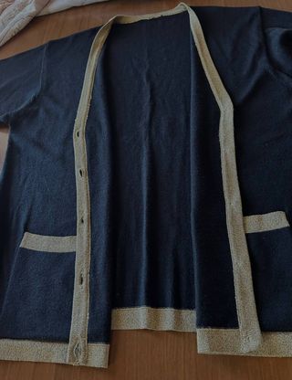 Cardigan nero e oro con bottoni