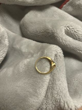 Anillo de oro con diamante azul