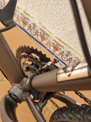 Bicicleta de montaña y carretera gris 