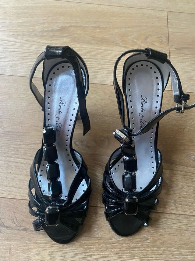 Sandalias charol negras tacón