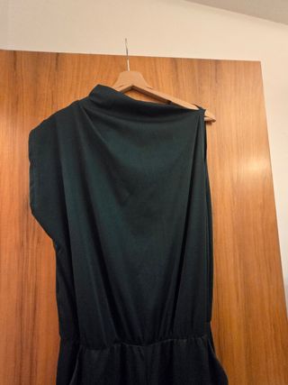 Tuta verde collo alto.manica scesa da un lato