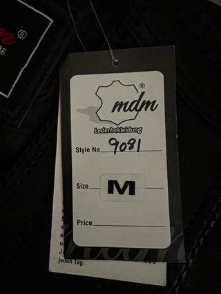Chaleco de cuero para motorista con etiquetas