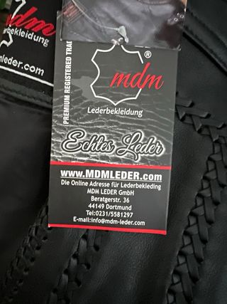Chaleco de cuero para motorista con etiquetas