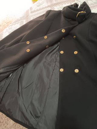 Abrigo de paño negro con detalle dorado