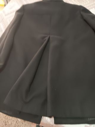 Abrigo de paño negro con detalle dorado