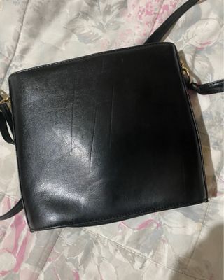 Borsa a tracolla nera con fibbia dorata