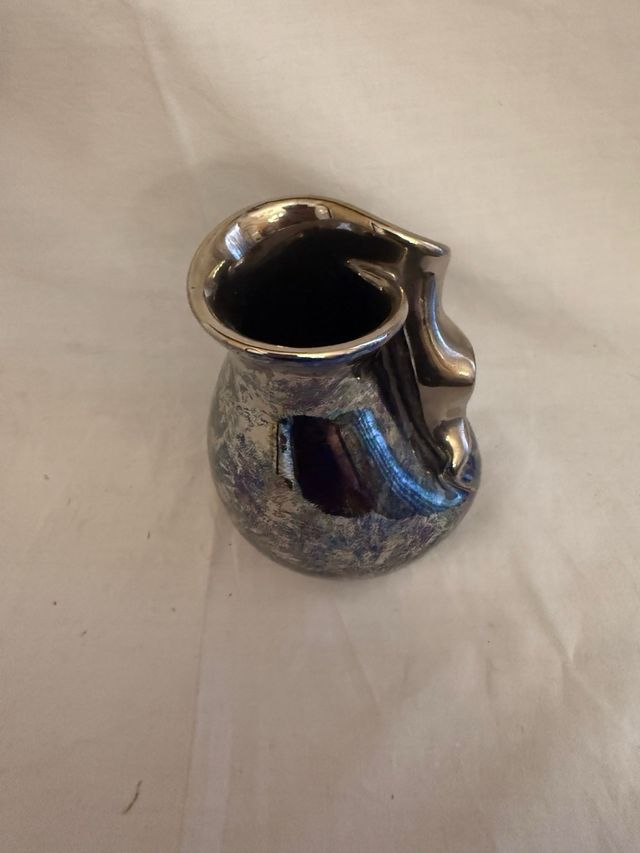 Jarrón de cerámica multicolor y plateado