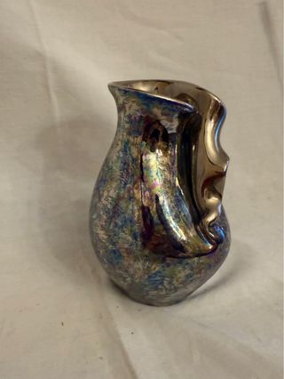 Jarrón de cerámica multicolor y plateado