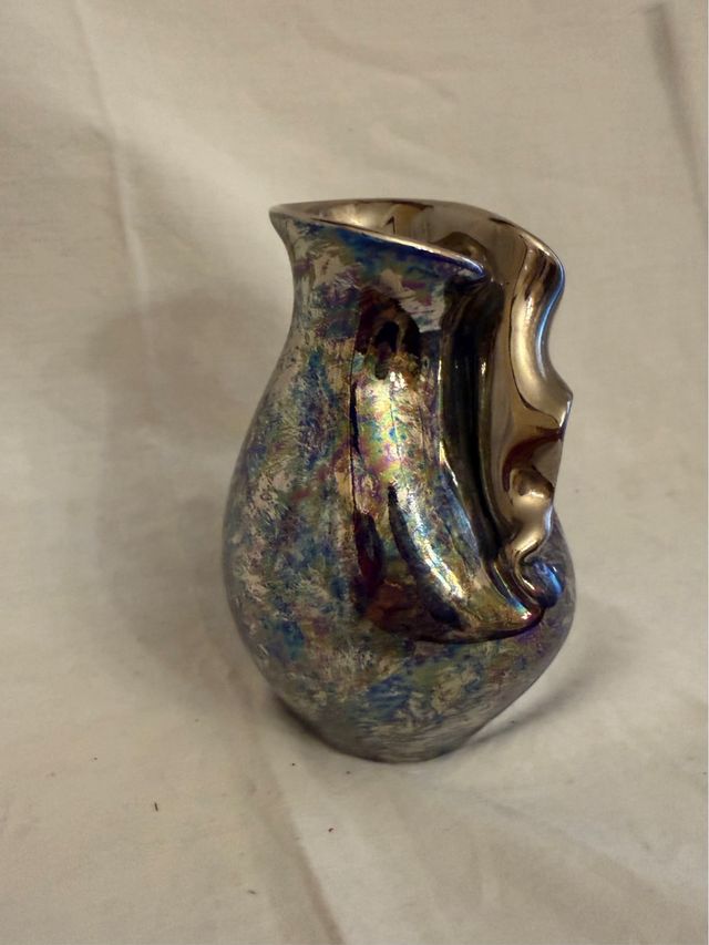 Jarrón de cerámica multicolor y plateado