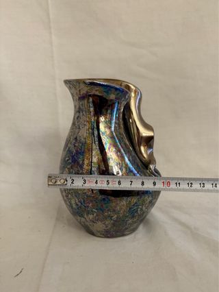 Jarrón de cerámica multicolor y plateado