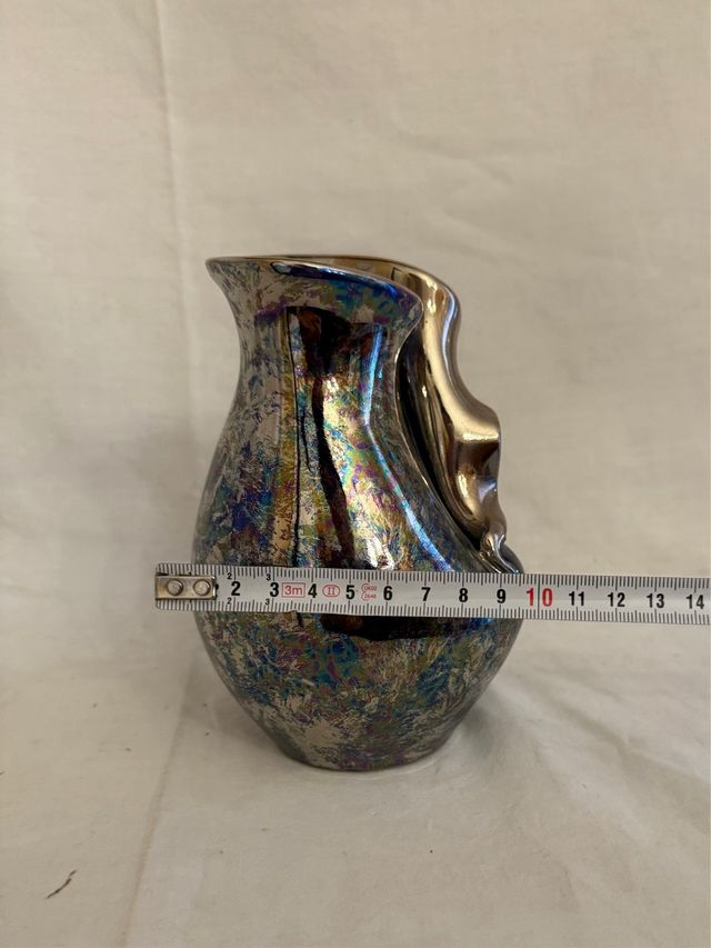 Jarrón de cerámica multicolor y plateado