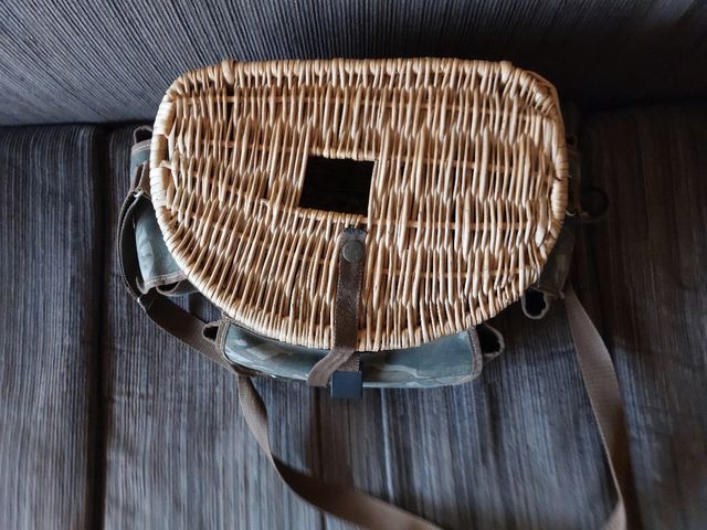 Zurrón de pesca de mimbre y camuflaje