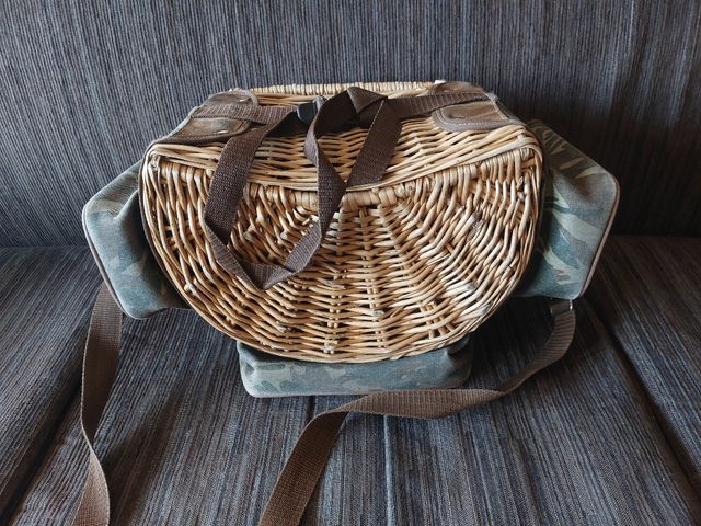 Zurrón de pesca de mimbre y camuflaje