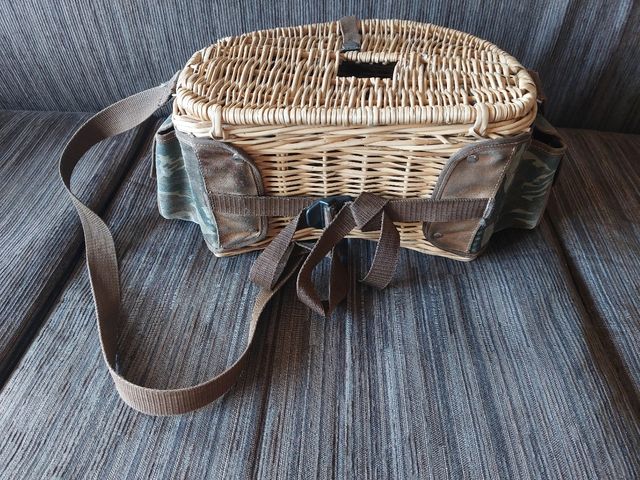 Zurrón de pesca de mimbre y camuflaje