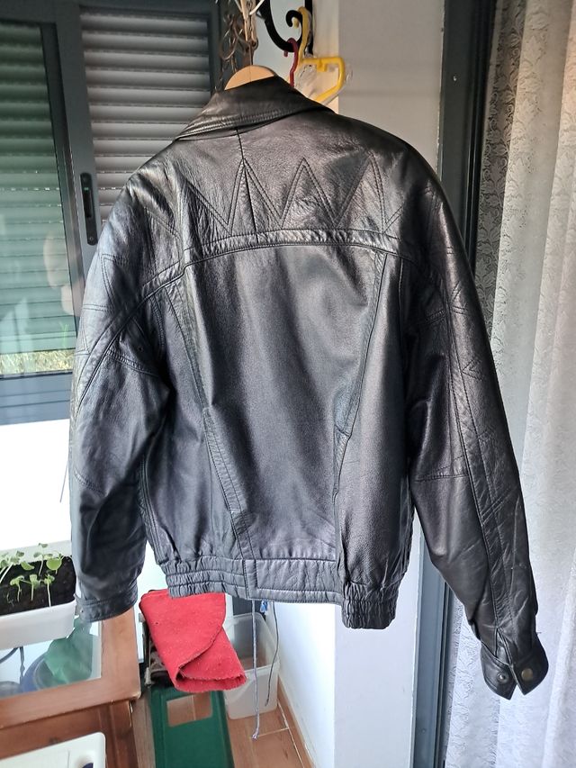 Cazadora de cuero negra