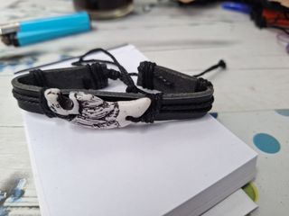 Pulsera de cuero con diseño de garra