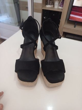 Sandalias de cuña negras para mujer
