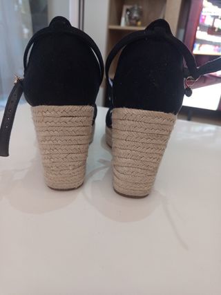 Sandalias de cuña negras para mujer
