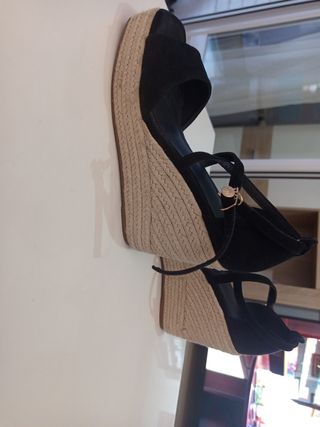 Sandalias de cuña negras para mujer