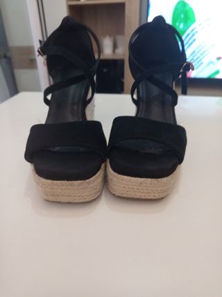Sandalias de cuña negras para mujer